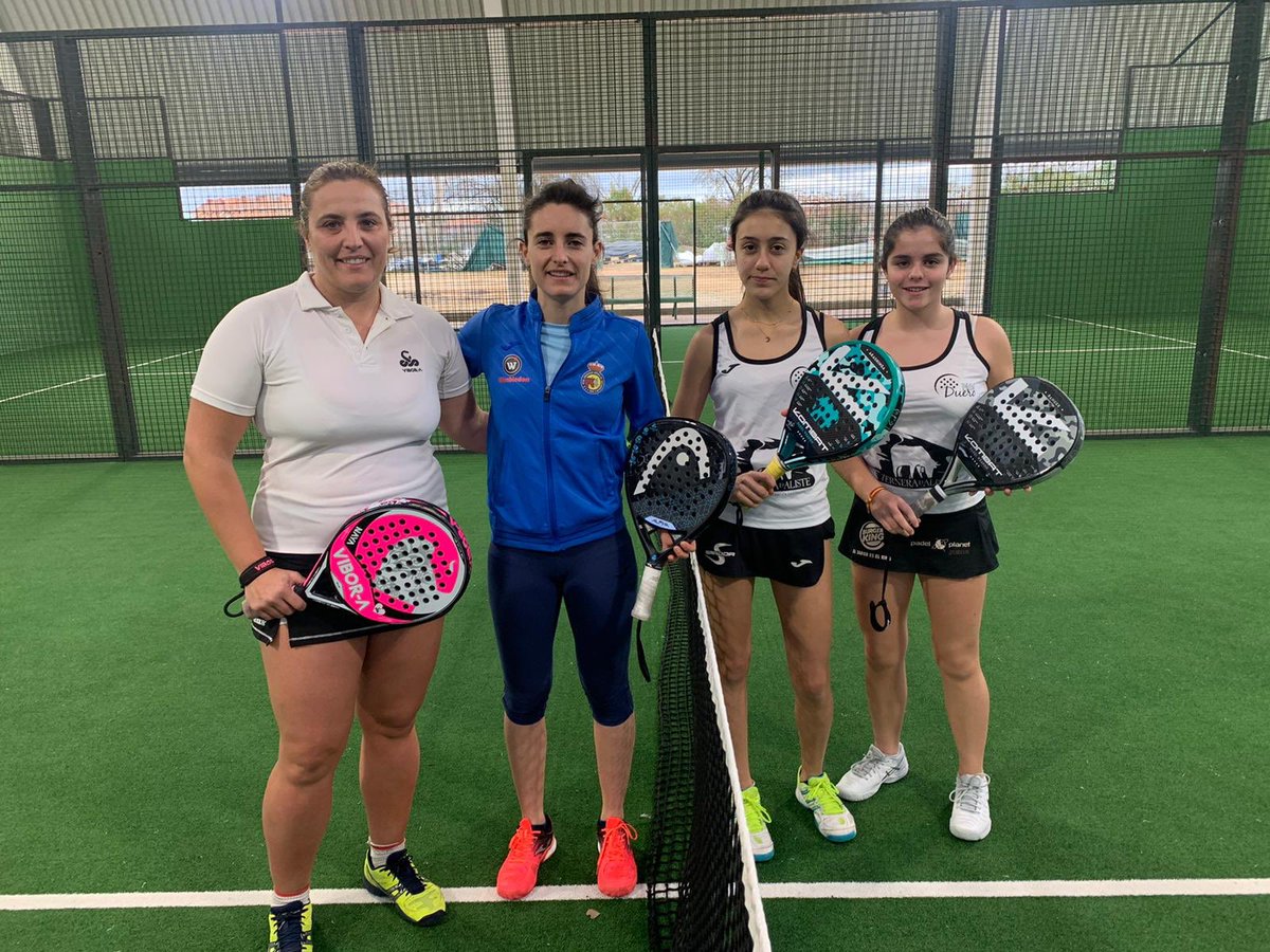 Nueva victoria de nuestro equipo femenino en la Liga Autonómica de Pádel, esta vez frente a las zamoranas de Pádel Duero, segundas clasificadas, por 3-1, lo que permite a nuestras jugadoras liderar la clasificación. Gracias a Caja Rural de Zamora y Wimblendon