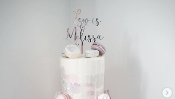 ETCHEDstudio's tweet photo. Sticking with this silver mirror and pale tone theme by @acakeocassion !

It's too pretty not too!

This simple name topper looks fabulous on the cake but it would equally as lovely in a box frame as a forever keepsake 💫

#weddingcaketoppers #simpleweddingcakes #lessismore https://t.co/2I2ogH6q3a