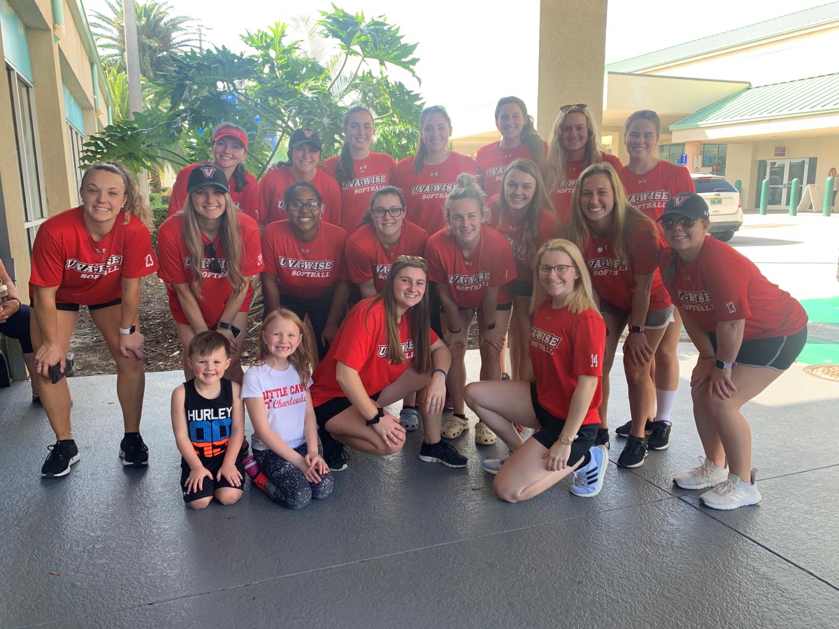 FlySFB's tweet photo. The @UVaWiseSB flew into SFB on their way to St. Leo Softball Tournament. First stop, @UniversalORL! Next stop, the field! Good luck, ladies! #Softball #Sports ⚾️⚾️⚾️ https://t.co/TLjRCU4TS0