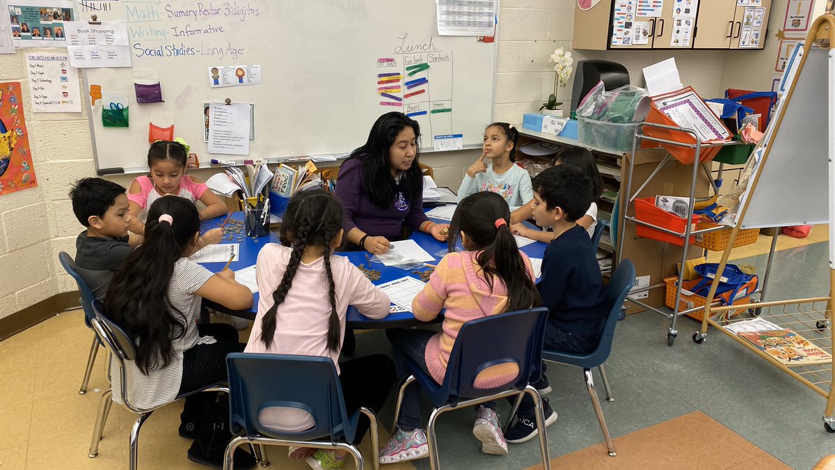 castbilingual's tweet photo. Los estudiantes de Honor de Español vinieron a nuestra clase hoy! 100 day activities with our big friends! @EWRSDK12 @HHS_vinson @mattpalacios241 https://t.co/M4C3dWf3Qz