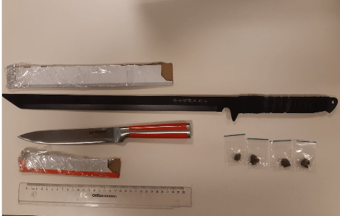 POLITIE SCHIEDAM-OOST HAALT DIRECT MESSEN EN DRUGS VAN STRAAT..