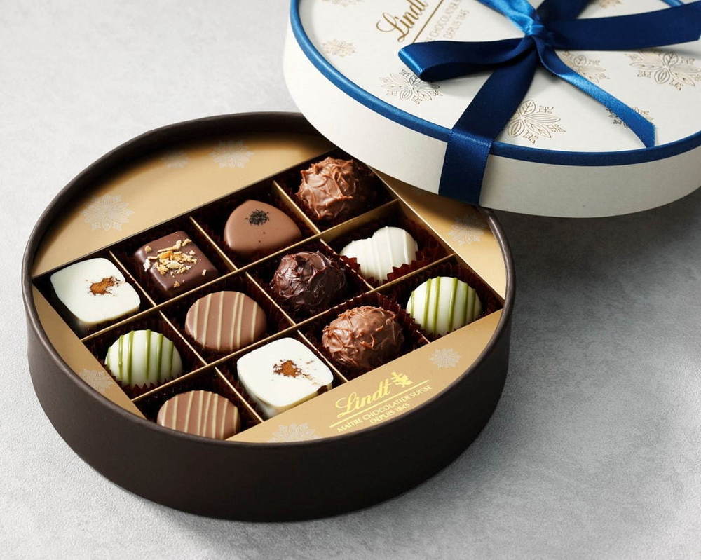 Host_Oz's tweet photo. "I wish you a merry St. Valentine's Day, Ada~☆!" usually, it's not the male's turn to gives out chocolates in Valentine, but screw that. Oz gonna give chocolate to his cherished ones regardless.

This one, is for his only sister: @AdaVessalius https://t.co/wdOU9YDhV8