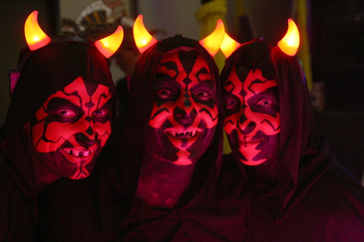 Kommende zaoterdig 15 fibberwarie: KLEIN VASTENAOVESBÁL mit de band 100%LIVE !
Lokatie: MFA De Schans, vânáf 20.30 oor, € 7,00 entree. 

Bees-se 21 jaor of alder, getrouwd of samewoënend, dân meug-se ’t Klein Vastenaovesbál zeker neet misse !
Unne #opstaeker drage is gewinst.