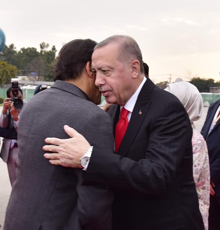 1SaeedPakistani's tweet image. This is the Loveliest yet Powerful picture of the Muslim World! #SameIdeology #SamePast #SamePains #SameThreats #SameObjectives #SameDestiny
Proud Descendants of Hazrat Roomi(R) guarding the Western Flank while Proud Descendants of Hazrat Iqbal(R) Defending the Eastern 1/2