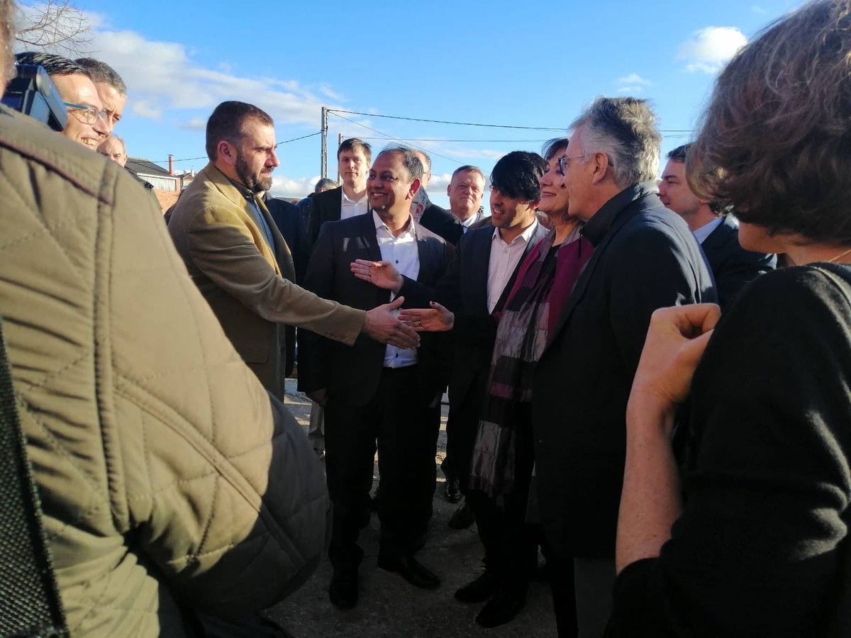 isidrolaso's tweet image. Amazing visit of @dubravkasuica to the first #EUStartupVillage! Entrepreneurship and Innovation for rural areas. 3 startups in a 300 inhabitants village Cc @GabrielMariya @JEPaquetEU @euasiatravelor @arturoinnova @TEmprendimiento @andreasklinger  @MMolineroE @FranGalvezHid @EUeic