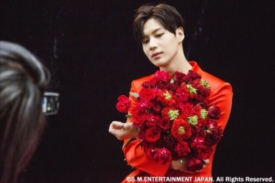 Flowers + red suit= Gorgeous Taemin