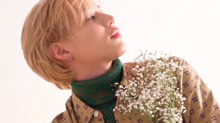 Flowers + red suit= Gorgeous Taemin