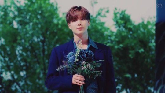 Flowers + red suit= Gorgeous Taemin