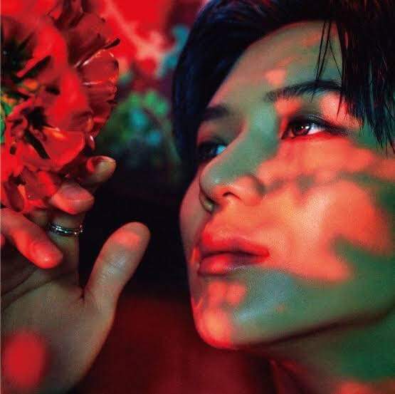 Flowers + red suit= Gorgeous Taemin