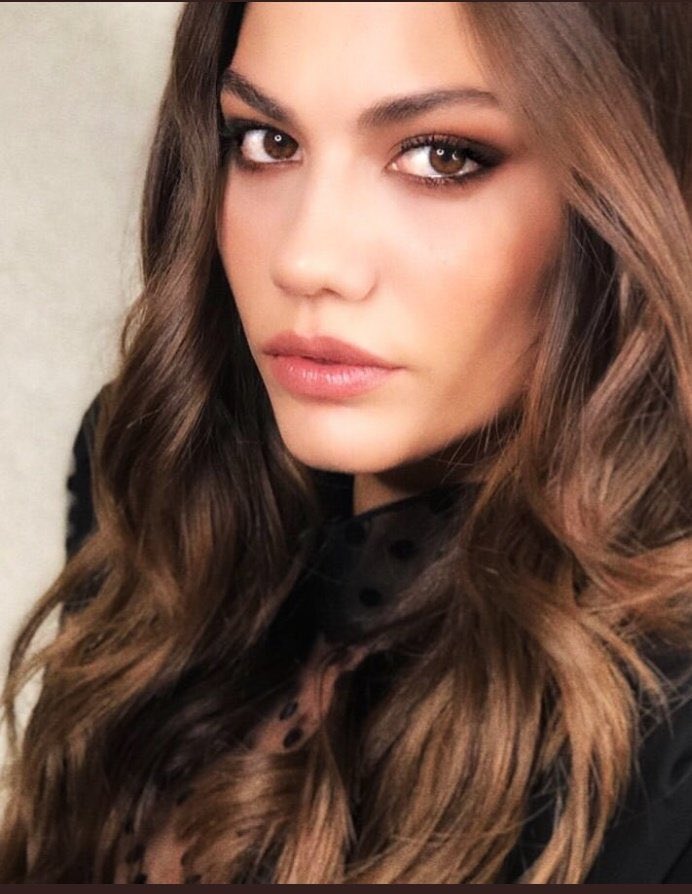 Imagine her as your date in Valentine’s Day! My god, you are a work of art. And God said, look at my masterpiece on earth.  @dmtzdmr  #DemetÖzdemir  #DoğduğunEvKaderindir