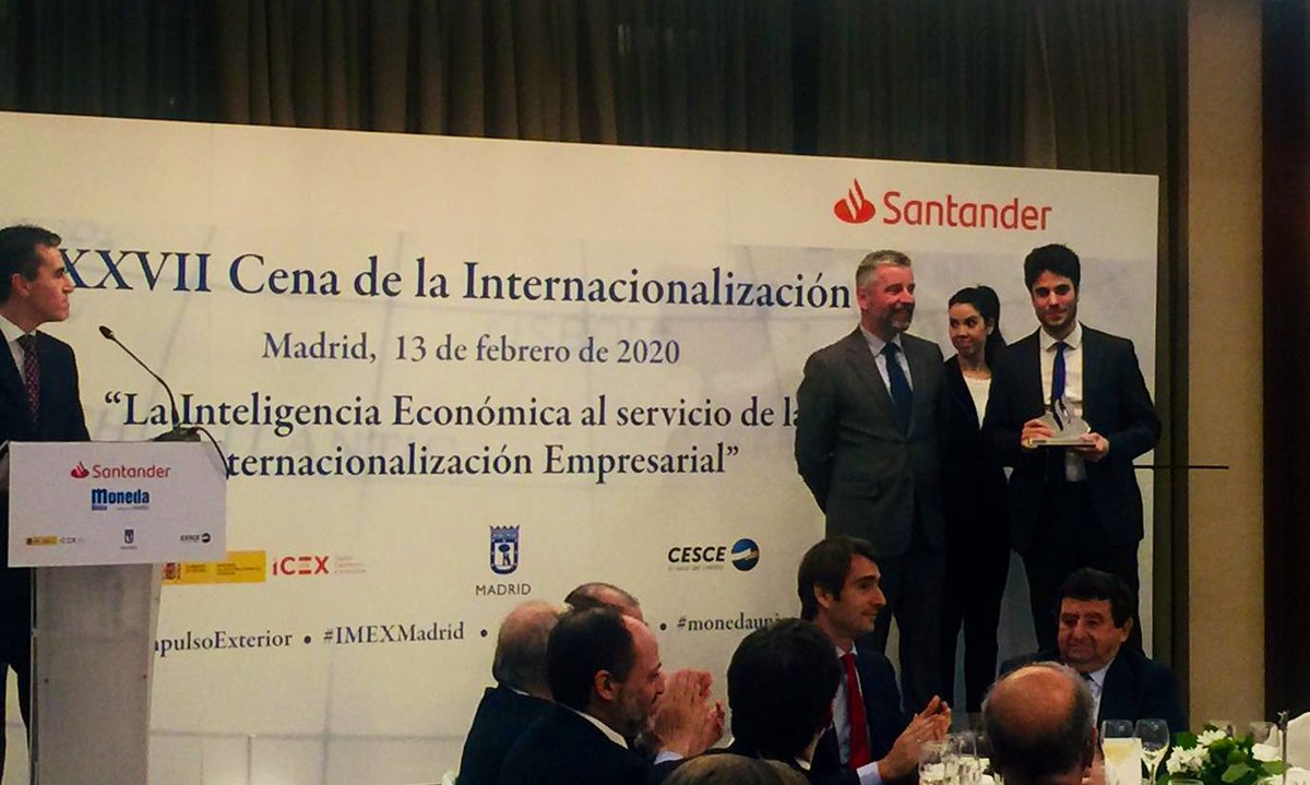 cesce_es's tweet photo. Nuestro Presidente Ejecutivo, Fernando Salazar, hace entrega del premio Trayectoria empresarial 2019 a @clarraz, Fundador de #Funiglobal, en la XXVII Cena de la Internacionalización. #IMEXMadrid https://t.co/lmYcJsjPo8
