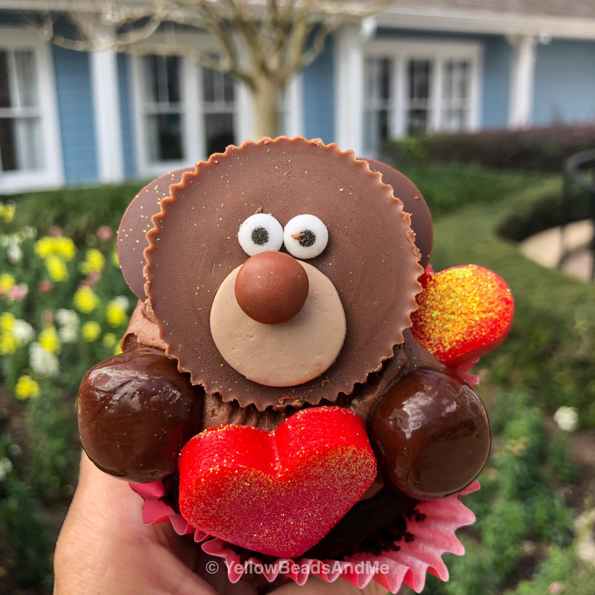 ItsJenDixon's tweet photo. NEW #DisneyCupcake at Beach Club! It’s BEARY good! 🧁 Chocolate peanut butter Sweetheart cupcake. $5.99 https://t.co/LPubHB6oLU