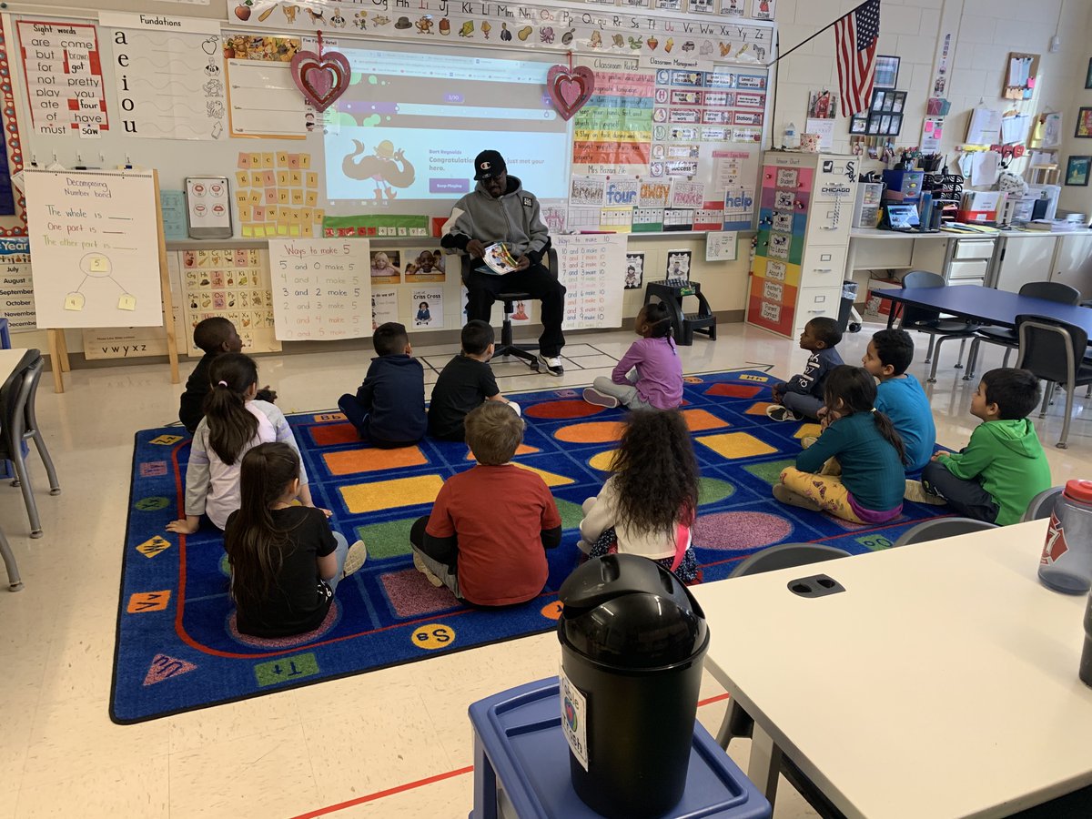 SingletonD86's tweet photo. #TodayatSingleton Mystery Reader in Mrs. Bazan's classroom on Tuesday. Mystery Reader en el aula de la Sra. Bazan el martes. #d86hope https://t.co/M57ba9IryF