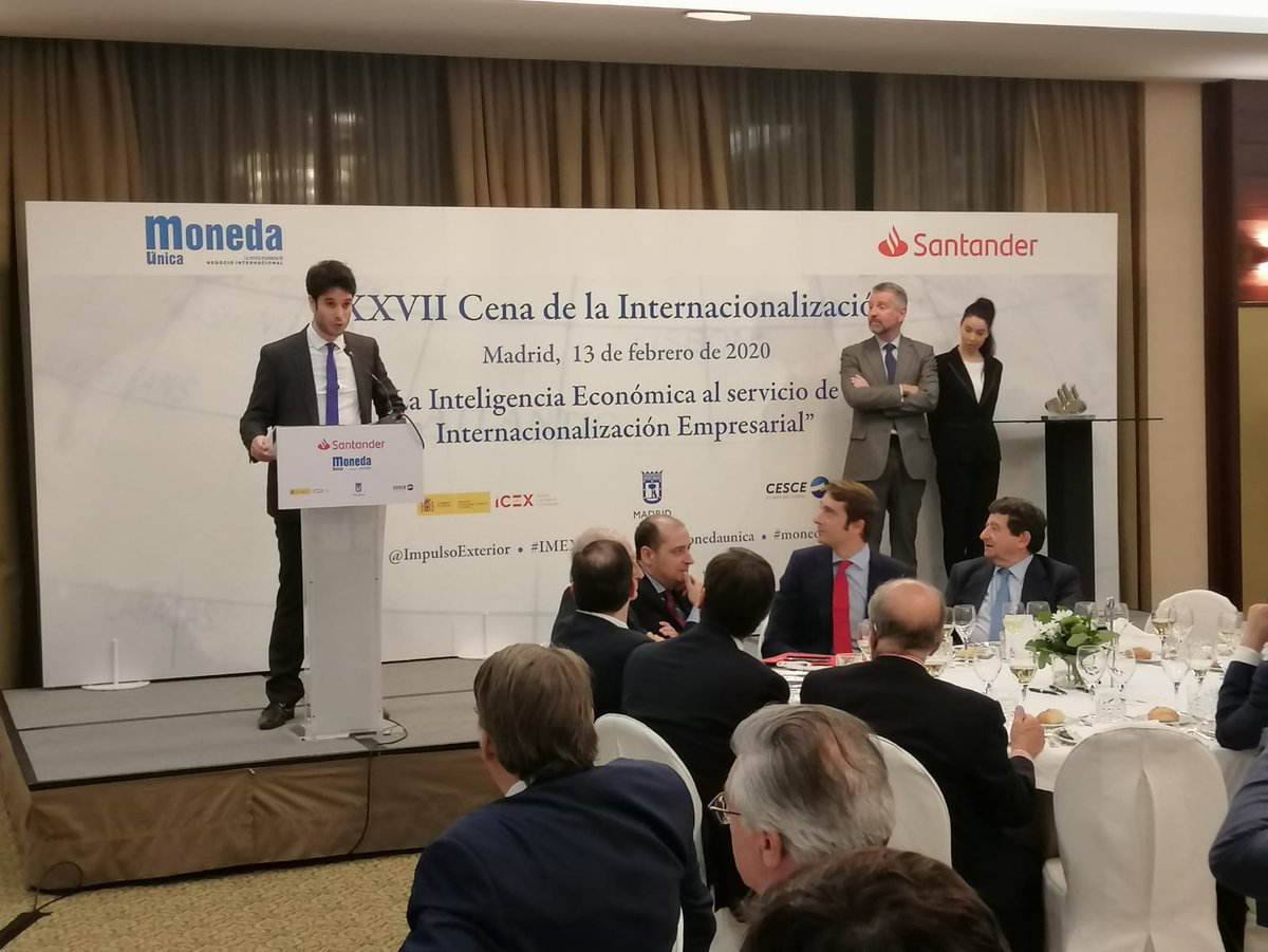 ImpulsoExterior's tweet photo. Fernando Salazar, presidente Ejecutivo de @cesce_es hace entrega del premio Trayectoria empresarial 2019 a @clarraz, Fundador de #Funiglobal, en la XXVII Cena de la Internacionalización. #IMEXMadrid https://t.co/0bQHRZZoL0 https://t.co/UqsPOnfOka