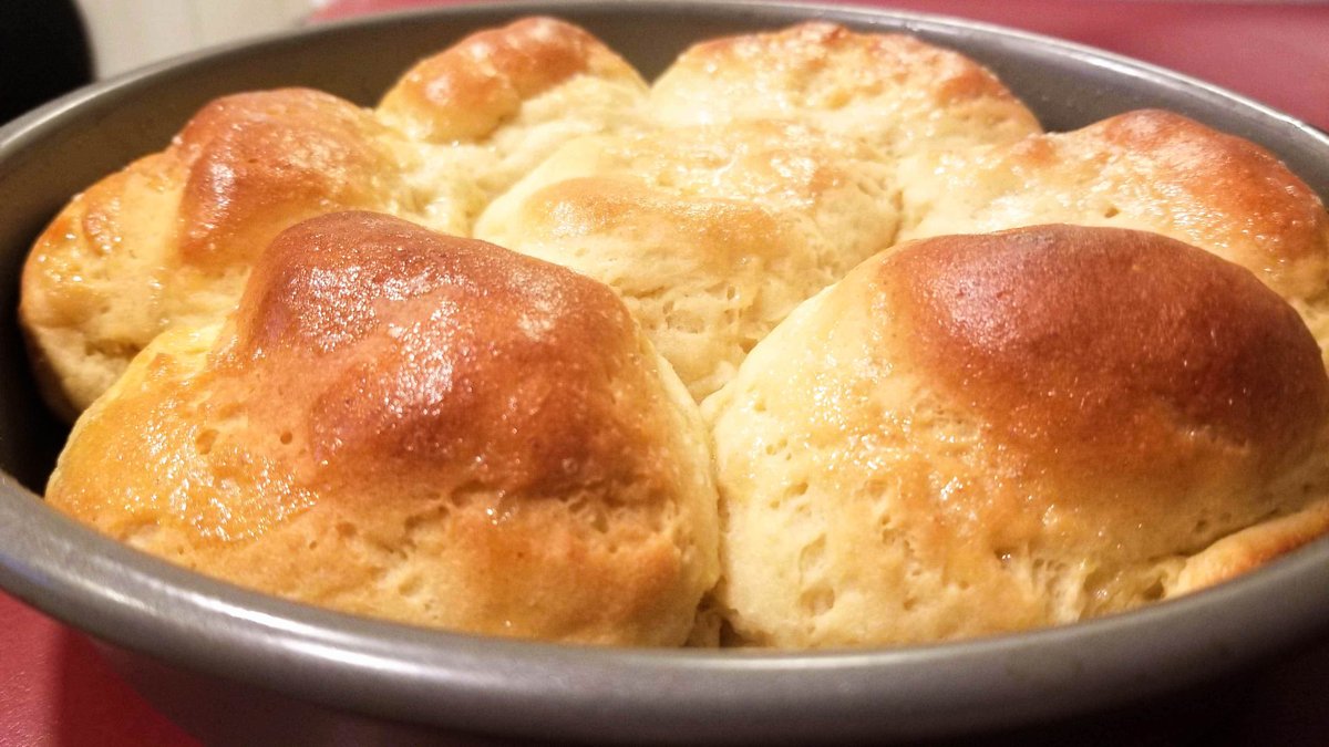 These Gluten Free Homestyle Dinner Rolls look, taste, and smell just as good as their wheat based counterparts! They are soft, fluffy and delicious! #Recipe #Bread #Fluffy #GlutenFree #Homestyle #Roll #Side

thecuriousstones.com/gluten-free-ho…
