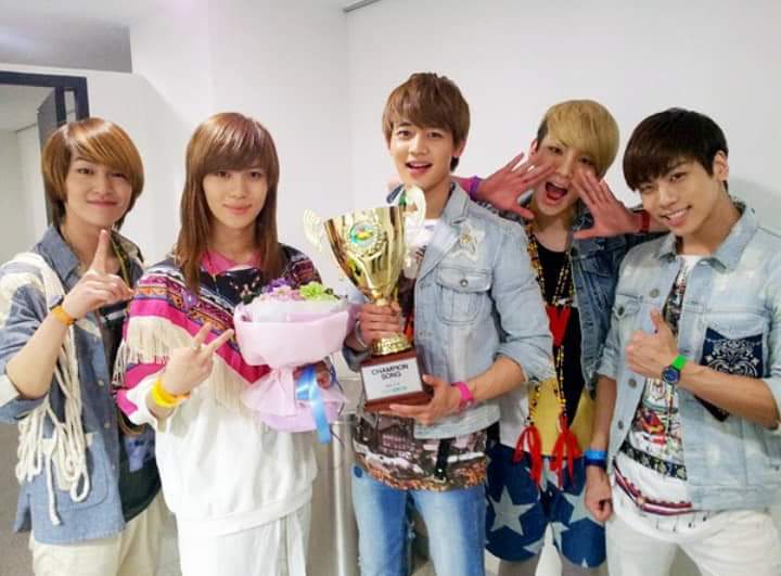 Nothing can be more special for Taemin and the flowers he held with his SHINee hyungs during their winning moment.