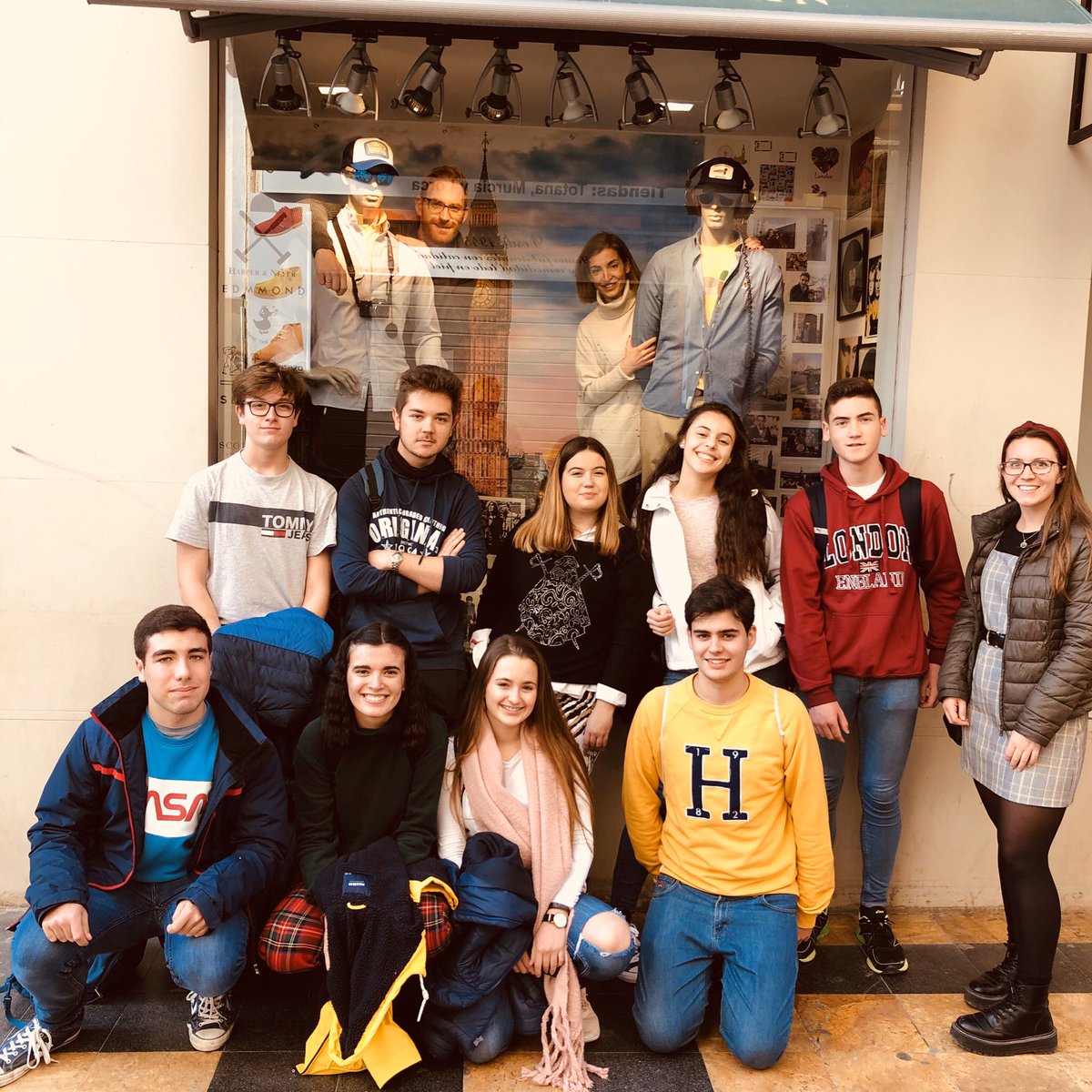 Presintown's tweet photo. Buenas noches Lorca y resto del universo que cree que el inglés es fundamental para la formación. El último escaparate está inspirado en la cultura británica y he contado con la ayuda de varios amigos, aunque sin duda el más comprometido ha sido el #TeamColo. Gracias @aulaglobal1 https://t.co/iiw7ykr87E