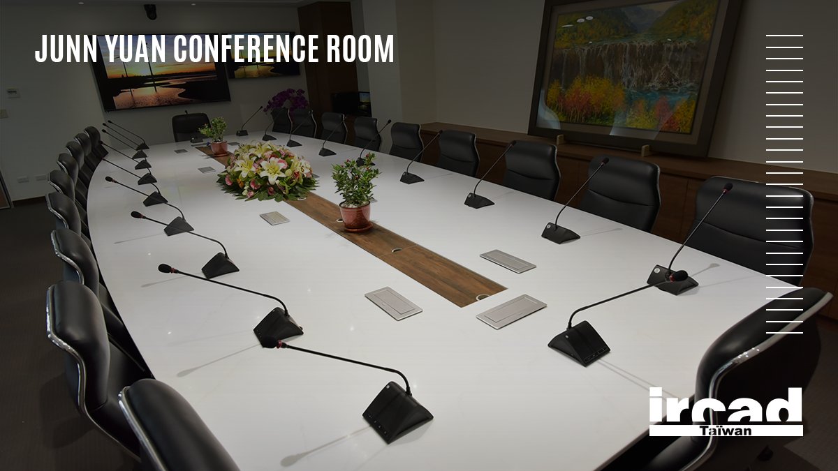 With wide space and luxury, Ircad Taiwan's Junn Yuan conference room was able to comfortably gather a small number of people. It is equipped with the latest audiovisual technology and has a projector and high definition screen.