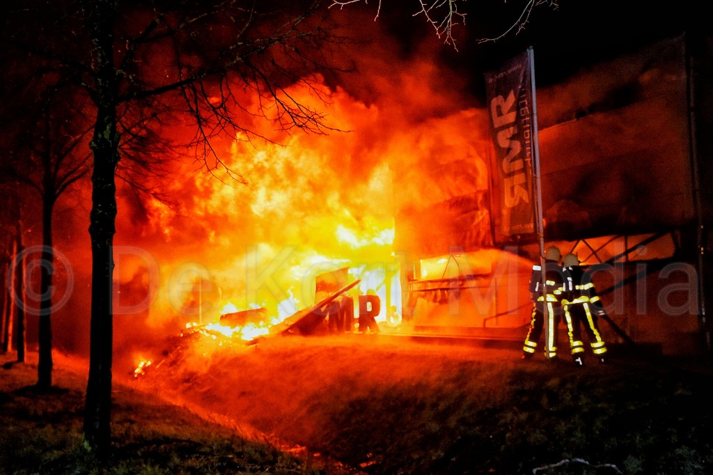 Grote uitslaande brand bij RMR Interieurbouw in Moergestel, bedrijfspand gaat verloren..