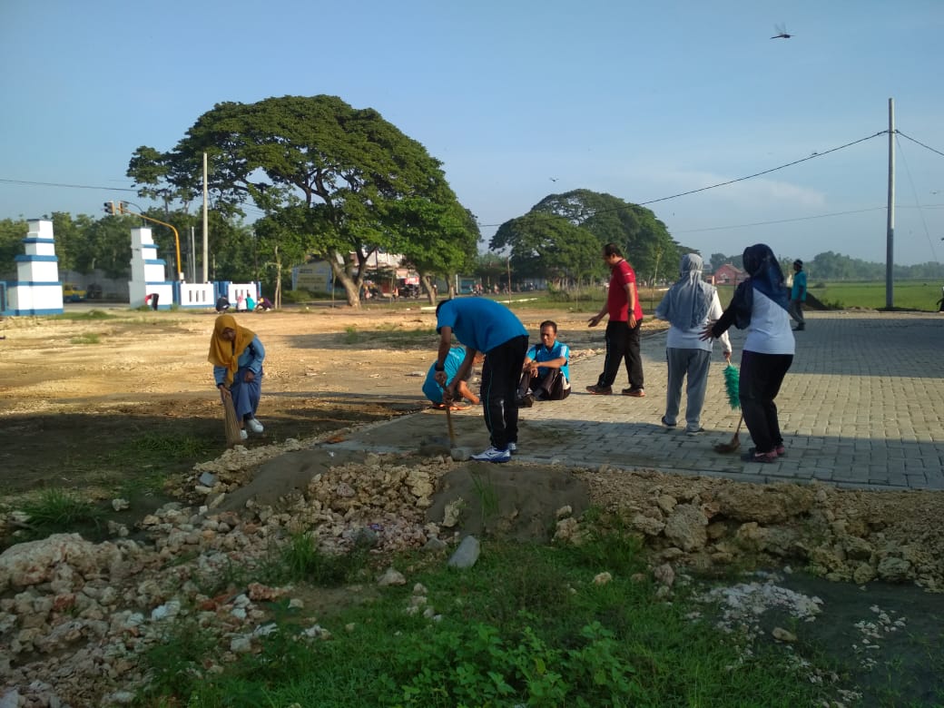 JUMAT BERSIH" Hari Jumat (14/02/2020) kantor kecamatan blora melakukan kerja bhakti membersihkan  lingkungan halaman kantor kec.blora. Kegiatan di ikuti seluruh karyawan dan karyawati kec.blora. Lingkungan tempat yang bersih akan meningkatkan produktifitas kerja yang berkualitas.