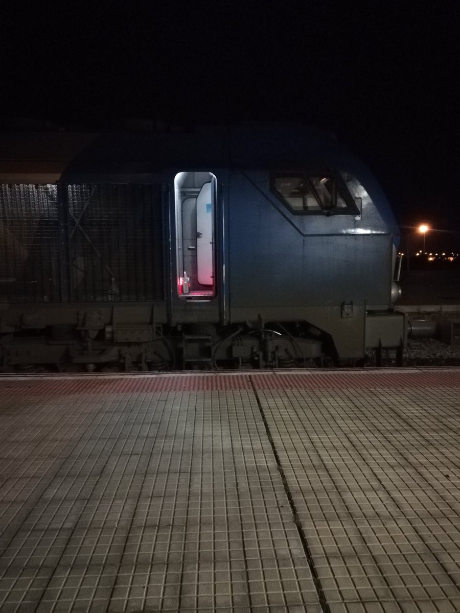 jonan_amas's tweet photo. Paseitos nocturnos 🚂🌙
#TrainCrew #CRT #CRTCrew #Captrain #CaptrainEspaña #CaptrainCrew #ComsaRailTransport #ComsaRail #railroadworker #sncflogistics #Vossloh #Euro4000 #vossloheuro4000 https://t.co/qHhoeAdgKO
