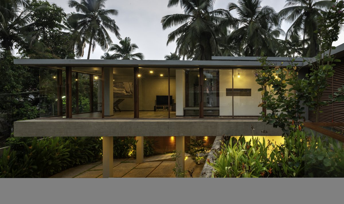 An added layer of charm arrives at this #modernhome when the sun goes down. #exteriors  cpix.me/a/91848179