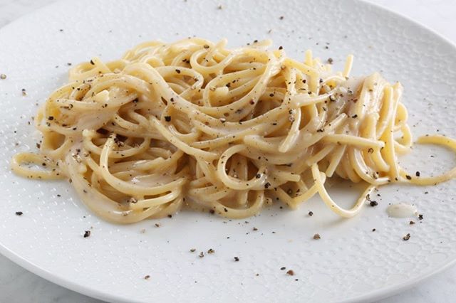 Perfect your Cacio e Pepe for #NationalItalianFoodDay with @cheflorenzoboni’s 👨‍🍳 technique: In a bowl, whisk together cheese and 1/2 a cup of pasta cooking water before adding to #BarillaCollezione spaghetti.