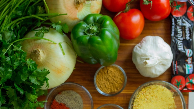 NSF_Canada's tweet photo. The Canadian Food Inspection Agency is looking for the public’s advice when it comes to proposed changes to the amount of food people can bring in to Canada. https://t.co/PjdQ93jxXZ

#foodindustry https://t.co/3GLuZ2aory