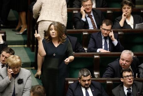 pigmalion55's tweet photo. Pani Lichocka pokazywała fucka 🖕 co najmniej 3 razy!
Trzy razy są udokumentowane.
Pierwsze zdjęcie to kadr z filmu posłanki Uli Zielińskiej - poseł obok ręce ma opuszczone.
Drugi raz - poseł obok trzyma dłonie przy twarzy.
Trzeci raz - na stojąco obok ławy poselskiej, 2 zdj. https://t.co/7Y5HwbVvvW