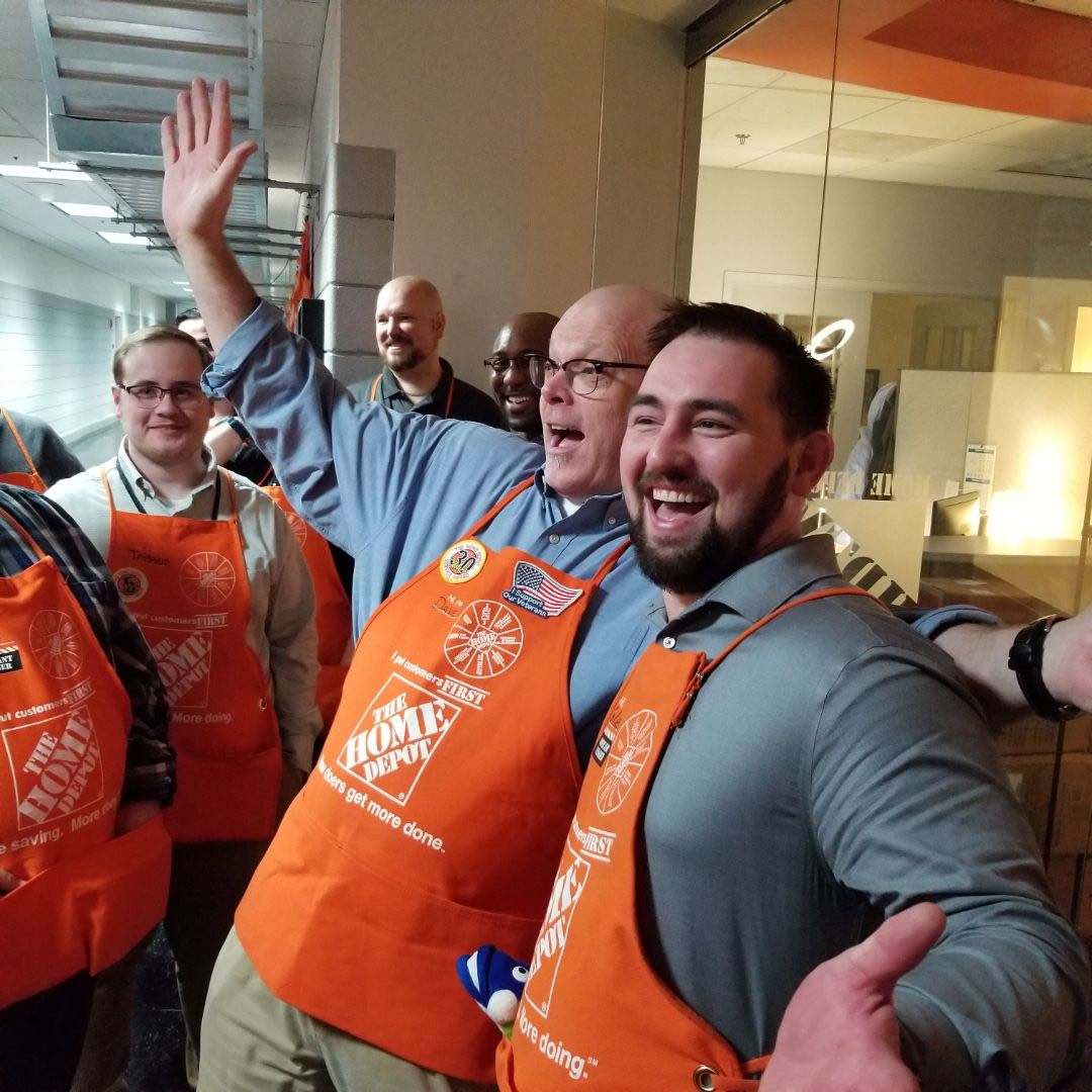 Dave surprised me by pulling me in for a picture! Had a great walk through of the studio. Thank you! <a href="/HDTVDave/">Dave White</a> <a href="/jmdminnie82/">Jennifer</a>  @GaryKoenesPGA  <a href="/MattEnglish1977/">Matthew English</a> <a href="/dshines64/">Donna Hines</a>