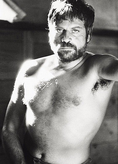 Happy birthday, Oliver Reed, the greatest of the old Hollywood scoundrels. He would ve been 82 today. 