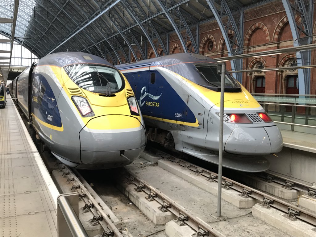 Puddingbakje's tweet image. Eurostar E320, 374016/374017, to Brussels-Midi/Zuid, and the beauty of an E300, 373208/373209, to Bourg St. Maurice. #class373 #class374 #eurostar #tgvtmst #eurostare300