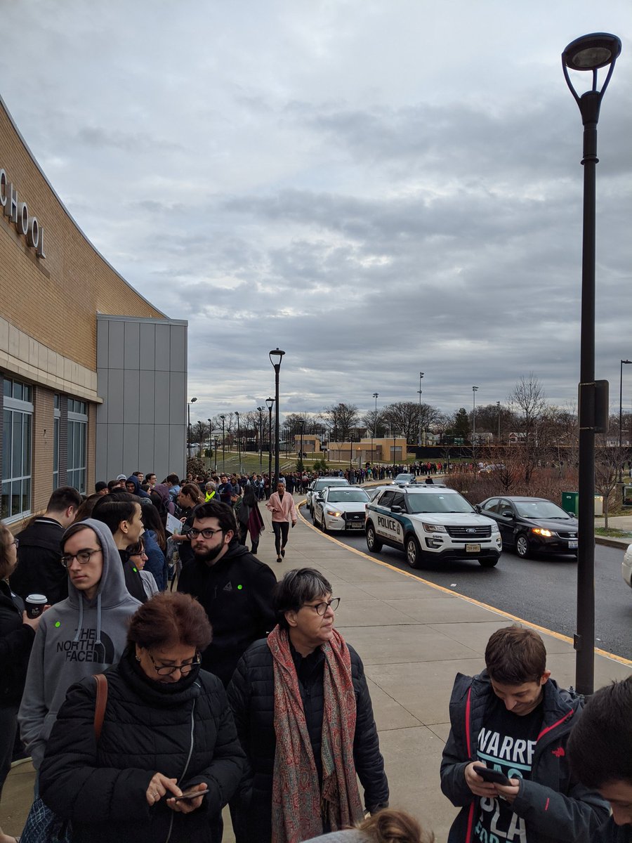 PersistVirginia's tweet photo. WOW look at this crowd for the Warren Town Hall 😍😍😍 https://t.co/W8B7iVAAai