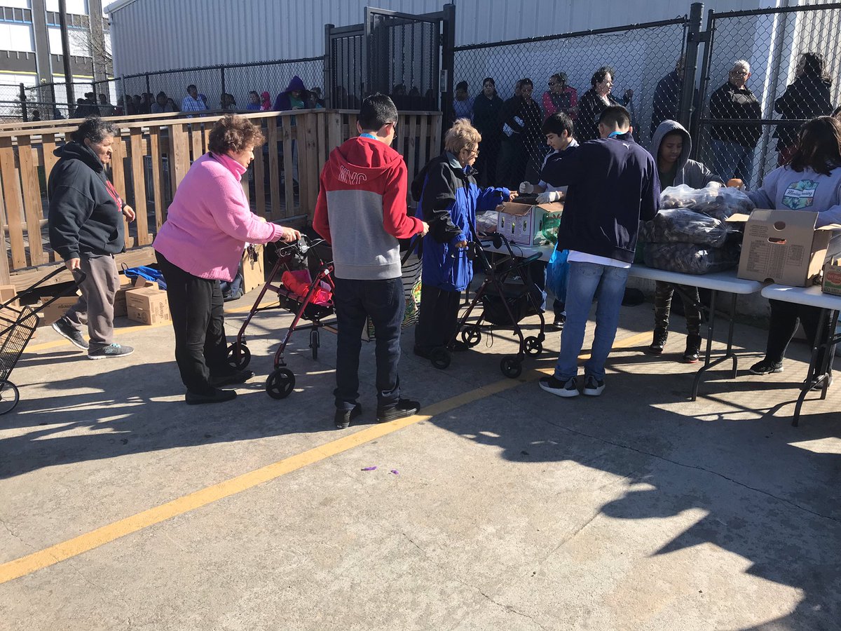 BVCoog13's tweet image. @AustinMustangs @HISD_ATMP students giving back today at the school market. Leaders on campus and their community 💪🏽💪🏽 @AHSWraparound #ATMP #AscendingToMen #ATMProject #service