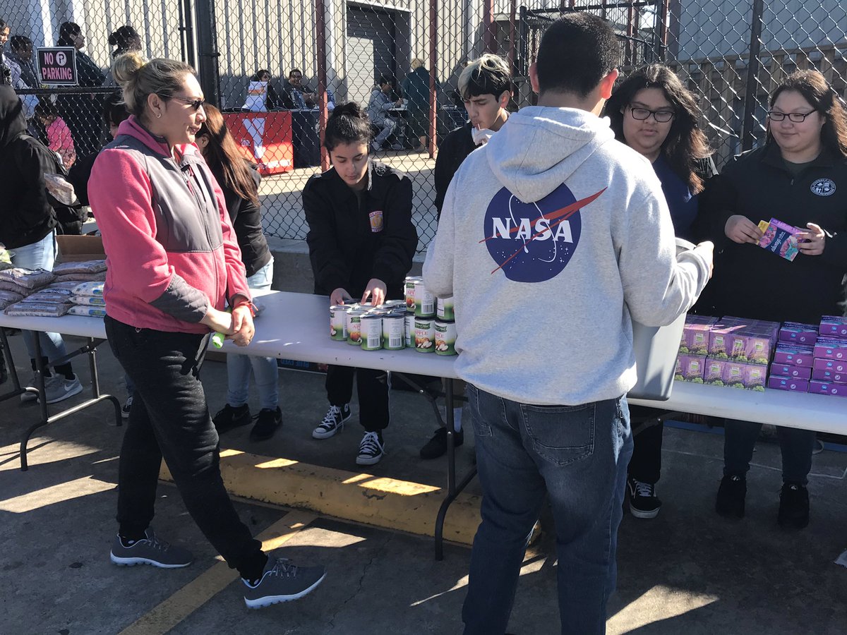 BVCoog13's tweet image. @AustinMustangs @HISD_ATMP students giving back today at the school market. Leaders on campus and their community 💪🏽💪🏽 @AHSWraparound #ATMP #AscendingToMen #ATMProject #service