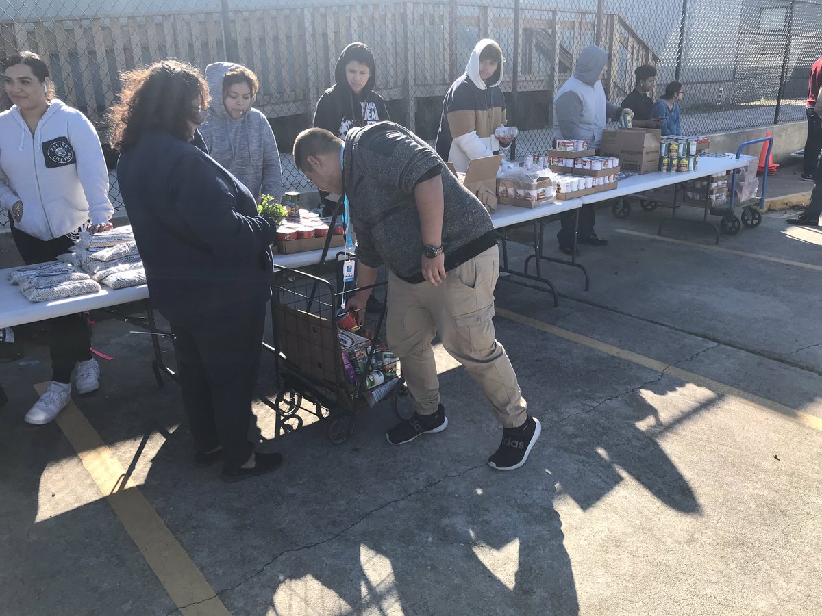 BVCoog13's tweet image. @AustinMustangs @HISD_ATMP students giving back today at the school market. Leaders on campus and their community 💪🏽💪🏽 @AHSWraparound #ATMP #AscendingToMen #ATMProject #service