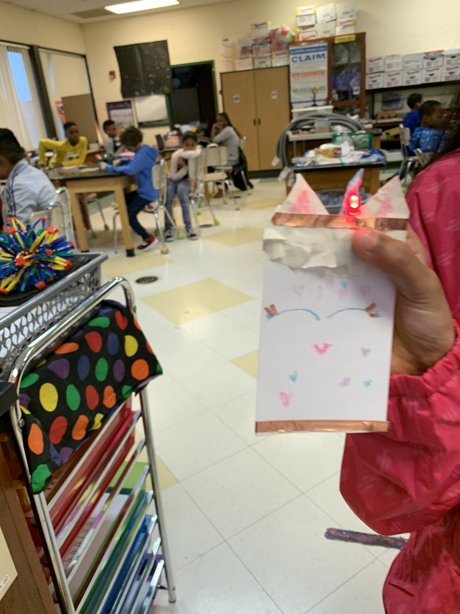 DWalczyk_FTPS's tweet image. A few of our finished paper circuit projects! #STEAM #futurereadynj @FPS_FTPSchools @Science_FTPS
