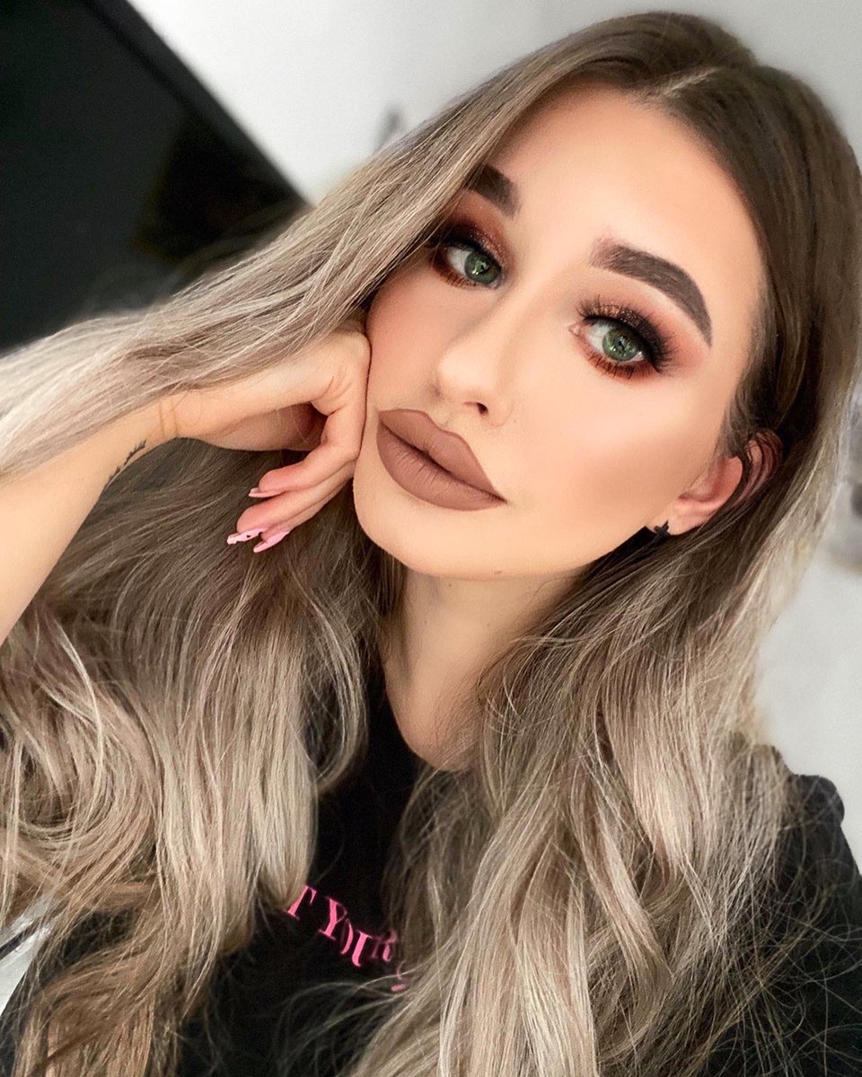gloschiii's tweet photo. #abhxamrezy palette! my absolute fave for everyday looks 🙏🏻🌟 @ABHcosmetics @amrezy #abhfam https://t.co/49O3lMRJ0d