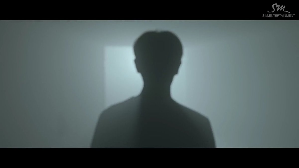 Kun explained that in his dream, he saw a door that a light was coming through it, in both synchronization of your dream teaser and T7s teaser, we see taeyong following the light as he wakes up. Winwin saw him through his dream (2nd pic is from teaser #2 and the 4th is #3)