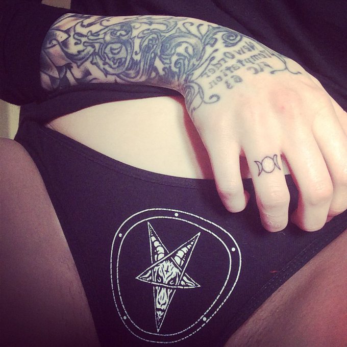 Come join me on my onlyfans for some good old fashioned smut and art https://t.co/FYjLTPeQbI (again only<a href="/tag/atari"class="tags"><span>#atari</span></a>