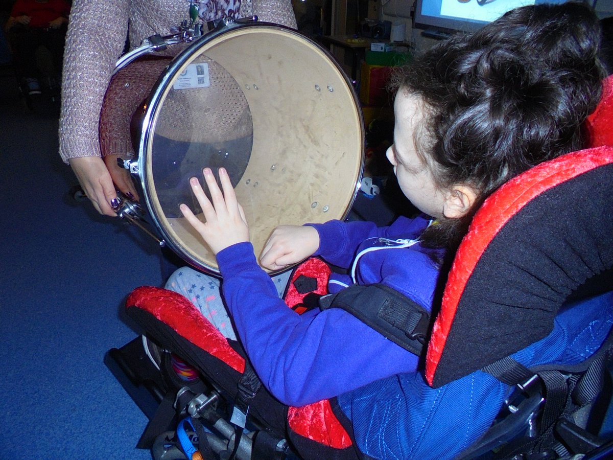IvyHouseSchool's tweet photo. Kedleston has had some lovely music sessions with Geoff as part of their 'Hands that...' lesson ✋🤚 They looked at lots of different things their hands could do! Hands that bang the drum, hands that wiggle and jiggle 😊 #exploration #sensory https://t.co/Hmwirnnm18