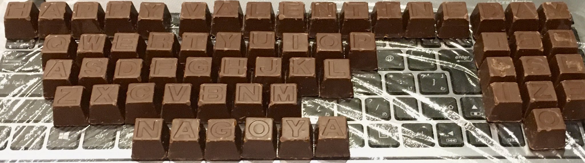 おいでよ名古屋 おいなご バレンタインデー なので 名古屋発祥 アルファベットチョコレートでキーボードをデコレーションしてみました ハッピーバレンタイン T Co Cvnoqgnu1p Twitter