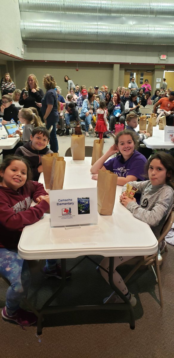 A_RobinsonLib's tweet image. Battle of the Bluebonnets!  What a team! @A_RobinsonLib @Camacho_Elem @LeanderISD_Lib