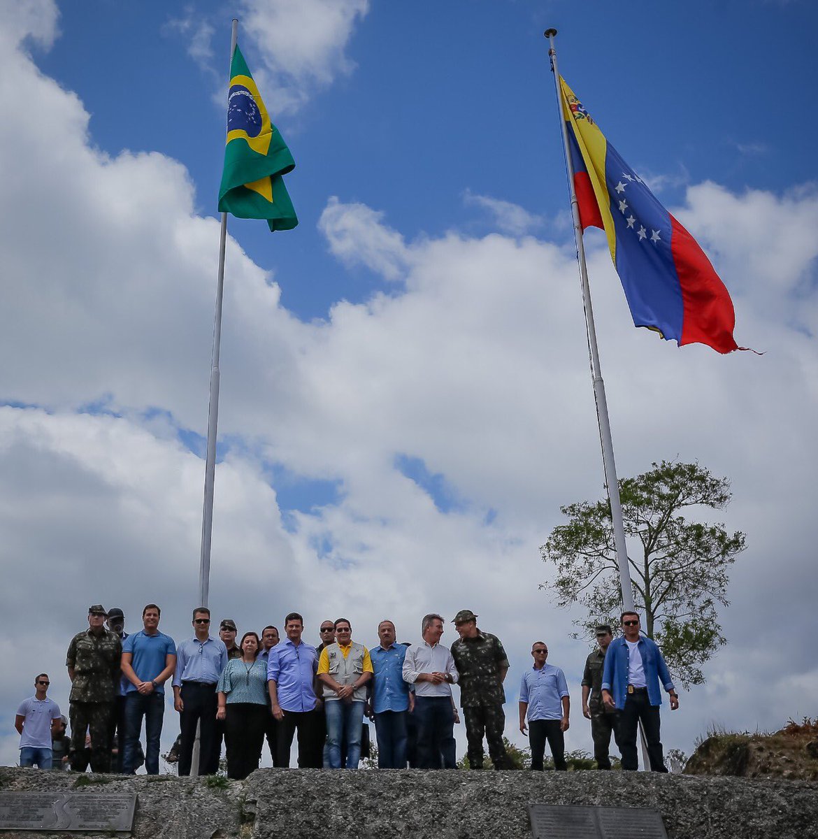 GeneralMourao's tweet image. Em  #Pacaraima/RR, acompanhado pelo ministro @SF_Moro, visitei a #OperaçãoAcolhida , o 3º Pelotão de Fronteira e o Marco BV-8 na fronteira com a Venezuela. Também conversei com autoridades da região sobre a melhoria da segurança e qualidade de vida da população local.