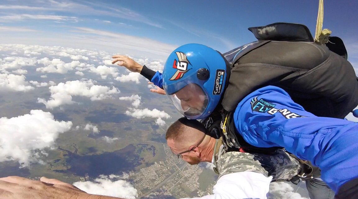 feeddc88's tweet photo. @BubbaWallace @USAFRecruiting @RPMotorsports @USAFWingsofBlue #MyJump https://t.co/GabUdFgxEc
