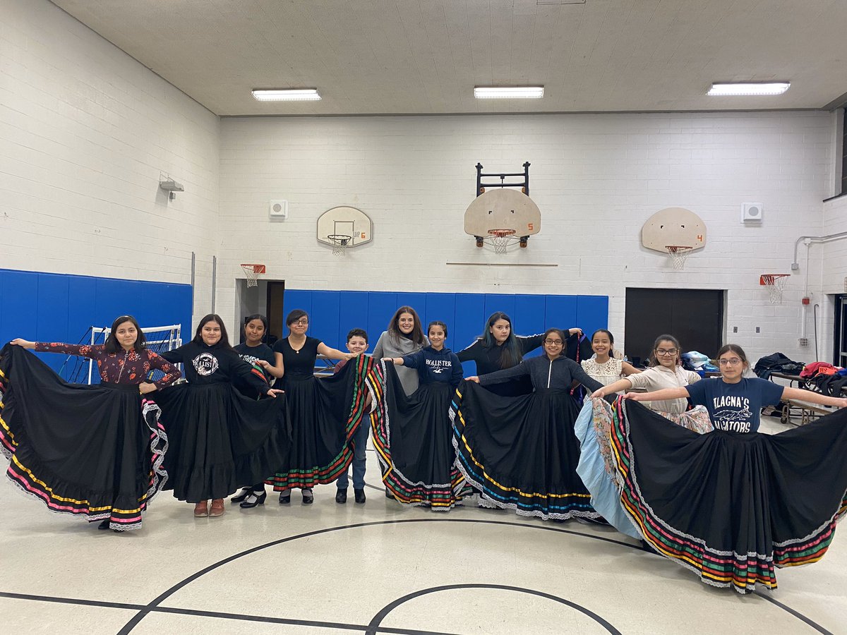 MsLeaDeLuca's tweet image. Stopped by @D33Turner to meet the new Principal for next year @APMcDizzle amd ran into these future Chargers! Can’t wait to welcome them to @D33Leman this fall! #everybodyinlms