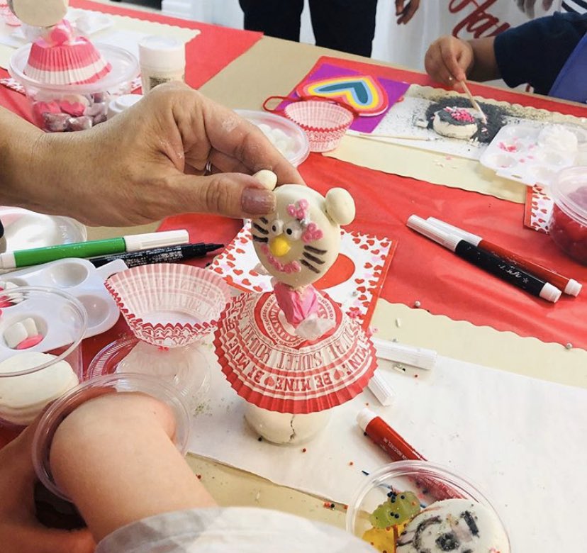 CypressSweets's tweet photo. So much fun #candycrafting and creating #ValentinesDay cards with Houston kids yesterday! Our @AlbaneseCandy gourmet yogurt covered @Oreo cookies & raisins made it extra sweet.
💝
#houstonevents #HappyValentinesDay #cypressevents #decoratedcookies #cysweets #houstoneventplanners https://t.co/uuqQAK8z5x