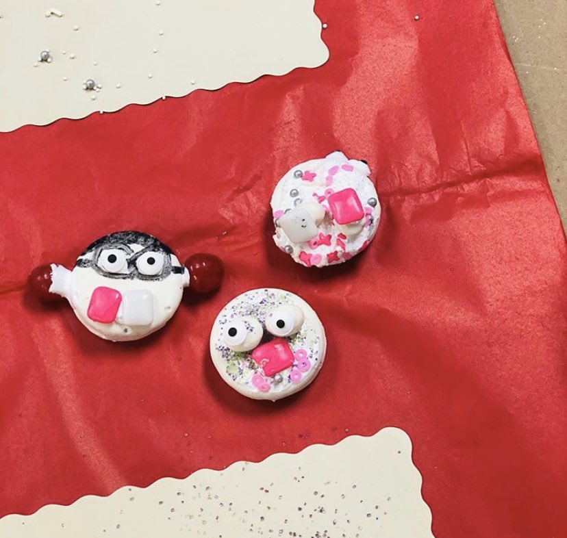 CypressSweets's tweet photo. So much fun #candycrafting and creating #ValentinesDay cards with Houston kids yesterday! Our @AlbaneseCandy gourmet yogurt covered @Oreo cookies & raisins made it extra sweet.
💝
#houstonevents #HappyValentinesDay #cypressevents #decoratedcookies #cysweets #houstoneventplanners https://t.co/uuqQAK8z5x