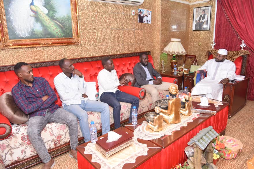 WakeepAr's tweet image. سجل أعضاء من منظمة #دسيس_مان بقيادة رئيسها #محمد_يحي زيارة لسلطان دارفور لاطلاعه عن دور المنظمة في مجال السلام والتنمية.

#واكب