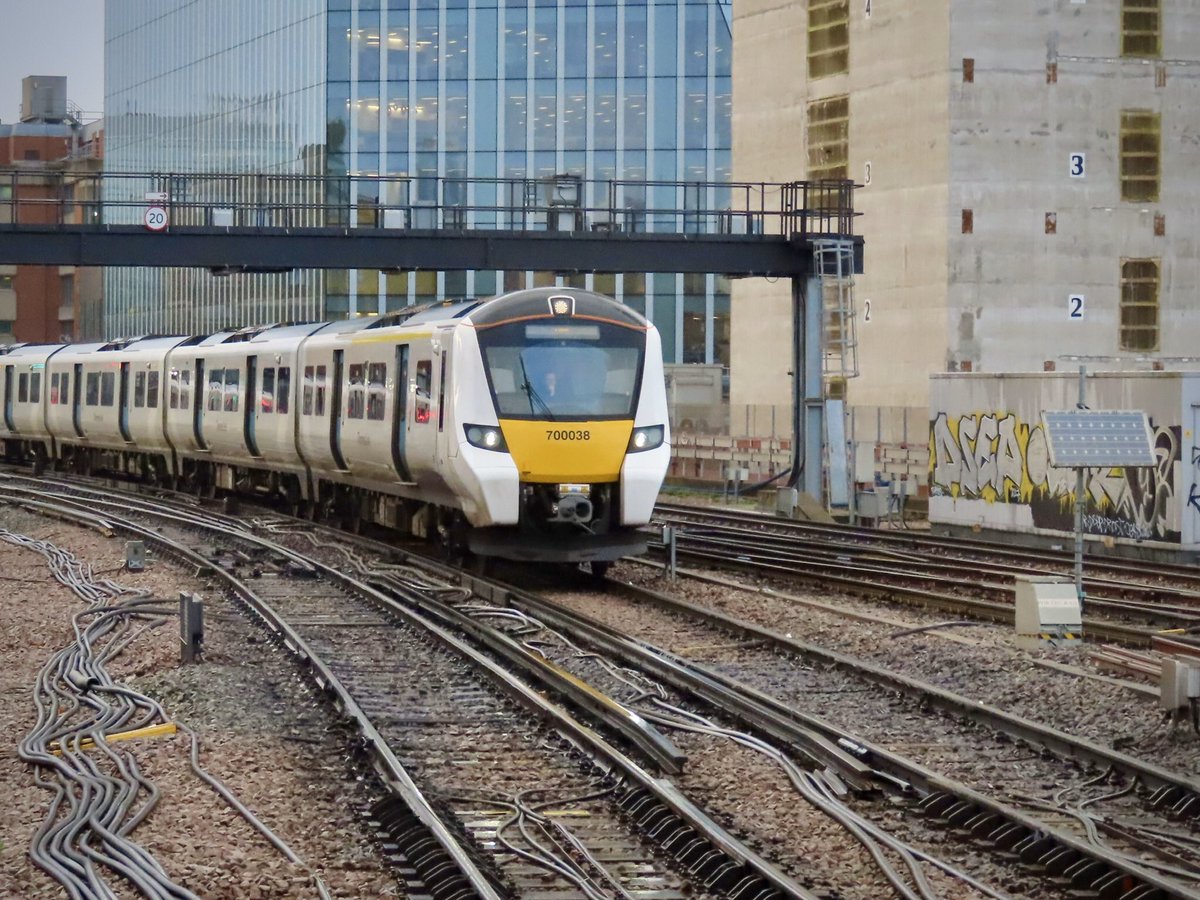 HiPa125's tweet image. Dual voltage Siemens Desiro City #Class700 700038 working Thameslink 9K14 0803 Orpington &amp;gt; Luton

Blackfriars Jn
13/02/20